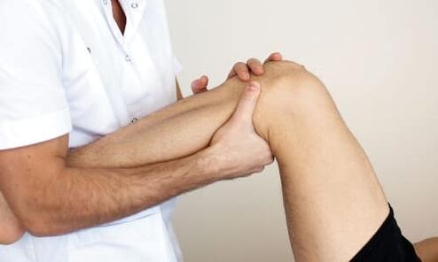 medicul examinează genunchiul pentru artroză