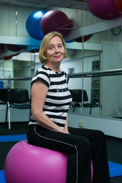 Femeie cu osteochondroză toracică după terapia de exercițiu