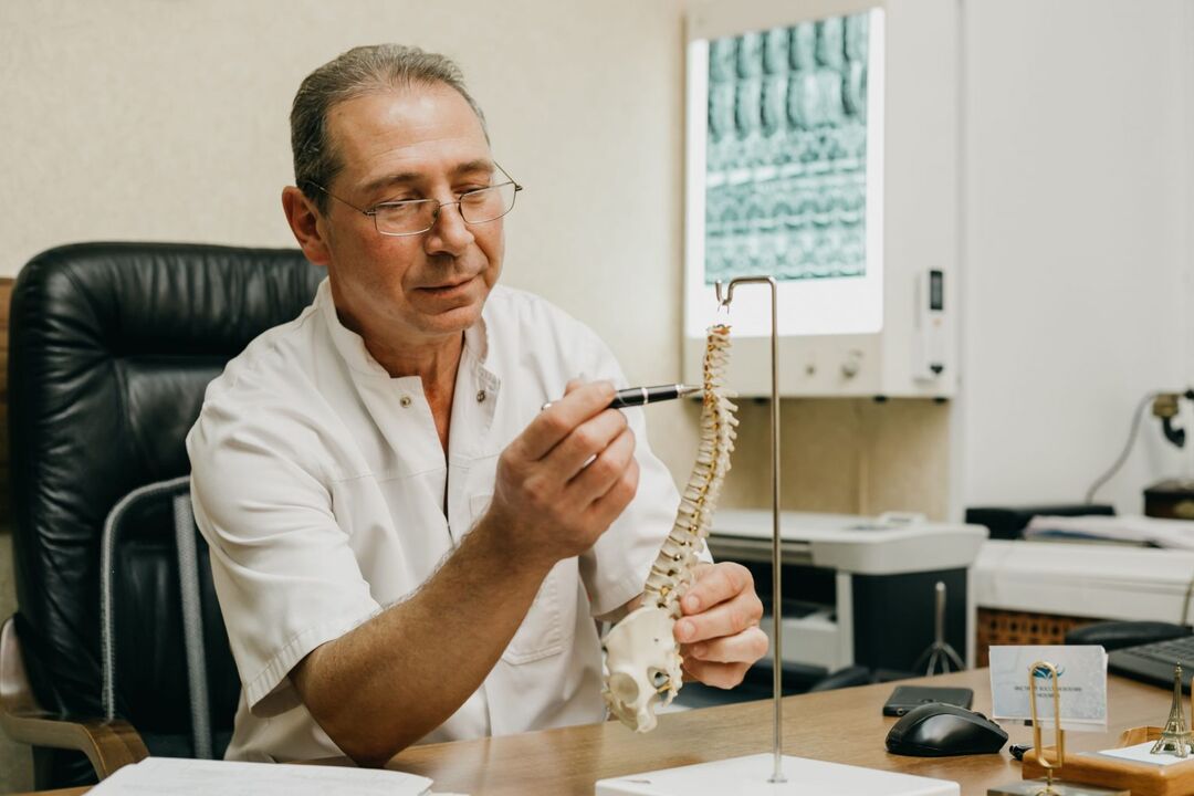 Medicul explică caracteristicile tratamentului pentru osteochondroza coloanei vertebrale toracice